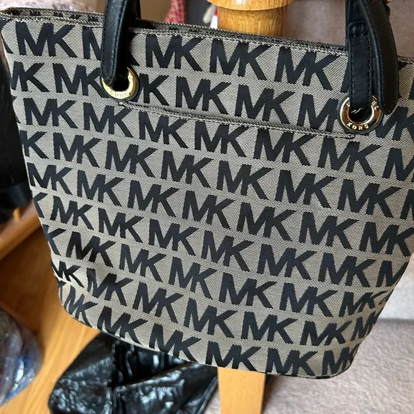 Michael Kors Black and Tan Tote Bag beautiful! - Picture 10 of 16